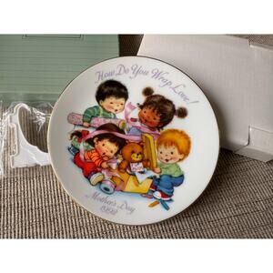 Avon 1992 Mother's Day "How Do You Wrap Love" Collector’s Plate w/ Stand (NOS)